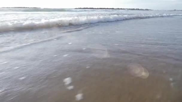 波は砂浜を走り 手持ち撮影 海岸線に沿ってカメラが動く — ストック動画