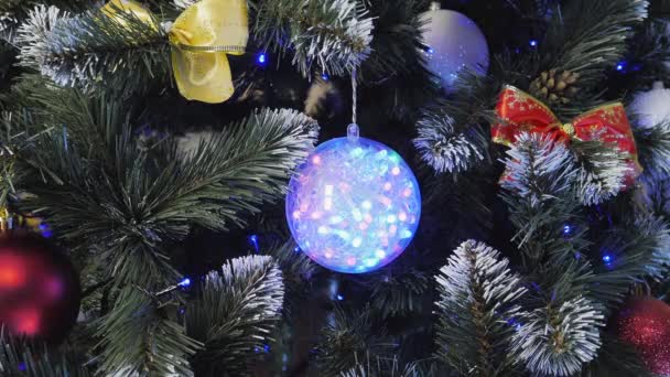 Vánoční Stromek Barevnými Světly Třpytivé Světlo Cetka Zářící Dekorace Větvích — Stock video