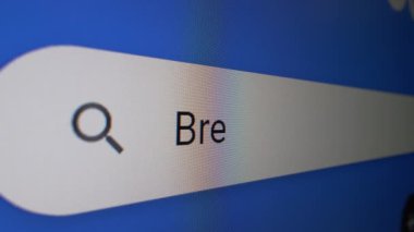 Flaş haber arama barı. İnternet tarayıcısının adres çubuğunda haberler aranıyor. Ekranı çok yakın çekimde izle