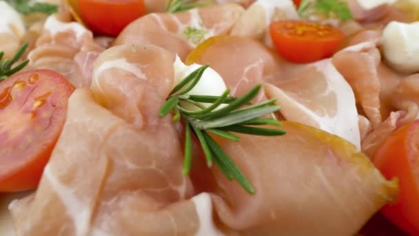 Fűszeres Nyers Sonka Hagyományos Prosciutto Toscano Szárazon Pácolt Szeletek Sertéshúsból — Stock videók