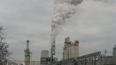 Fabrika bacasından dumanlar çıkıyor. Çevre kirliliği sorunları.