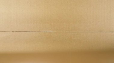 Karton kutu mühürleniyor. İçinde kromakey olan karton kutu kapatılıyor.