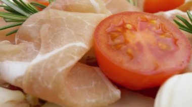 Baharatlı çiğ jambon. Kurutulmuş domuz eti dilimleri, jambon kabuğu, yakın görüş.