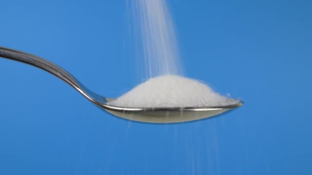 Açúcar Cair Numa Colher Chá Açúcar Branco Granulado Vista Perto — Vídeo de Stock