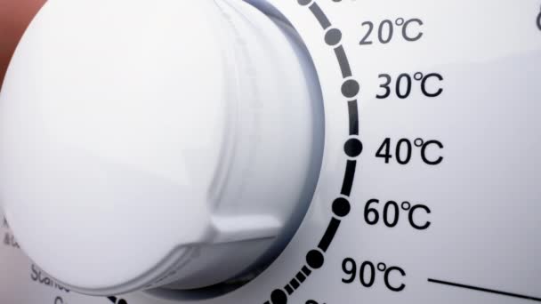 Çamaşır Makinesi Sıcaklık Kontrolörü Yıkama Sırasında Sıcaklığını Düşürüyor — Stok video