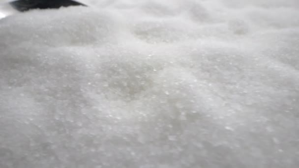 Cukier Łyżka Podnosi Granulowany Cukier Biały Niski Kąt Widok Bliska — Wideo stockowe