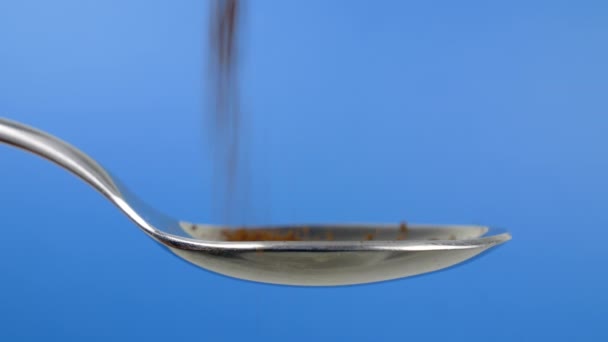 磨碎咖啡 用勺子搅拌过的新鲜咖啡 蓝色背景的特写视图 — 图库视频影像