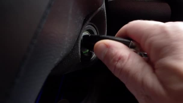 Anahtarla Arabayı Çalıştırıyor Bir Adam Anahtarı Kontağa Yerleştiriyor Arabayı Çalıştırıyor — Stok video