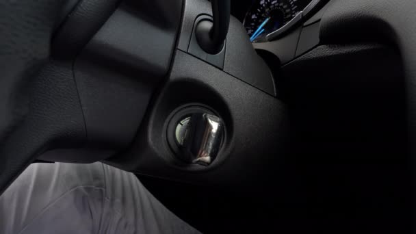 Vypněte Motor Toho Auta Řidič Zastaví Vyjme Klíček Zapalování — Stock video