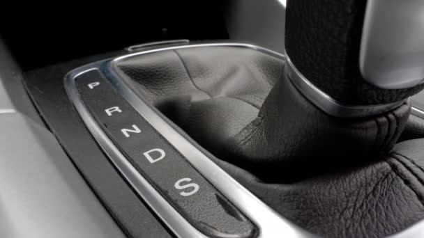 Schaltet Das Automatikgetriebe Den Antriebsmodus Schaltung Eines Autos Nahsicht — Stockvideo