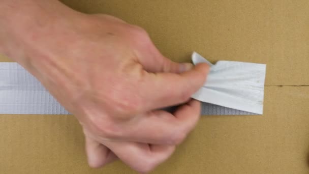 Otwarcie Pudełka Ręcznie Otwiera Paczkę Kartonową Kluczem Chromowym Wewnątrz Widok — Wideo stockowe