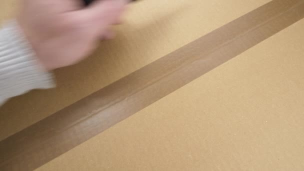 Membuka Kotak Kardus Dengan Pisau Serba Guna Potong Tangan Lakban — Stok Video