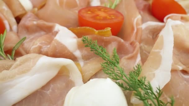 Jinhua Ham Prosciutto Crudo Fresh Rosemary Mozzarella Tomatoes Close View — Stok Video