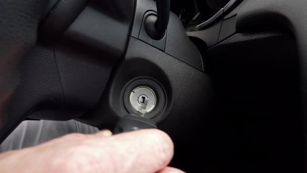 自動車エンジンスタート ドライバーのハンドは点火に車のキーを挿入します — ストック動画