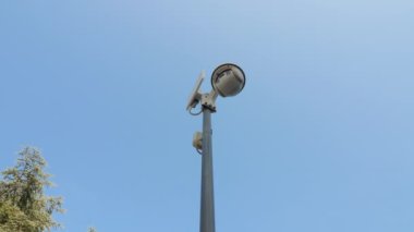 Halka açık bir yerde modern güvenlik kamerası. Kusursuz döngü hareket eden güvenlik kamerası