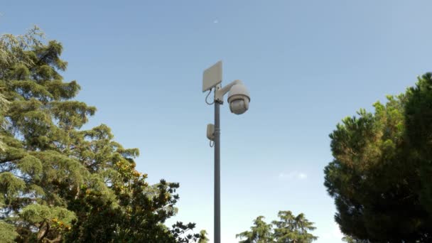 Professional Security Camera Rotating Wireless Cctv Modern Surveillance Camera Pole — Stock Video