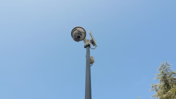公共の場所での監視カメラ ポールマウントセキュリティカメラ ローアングルビュー — ストック動画
