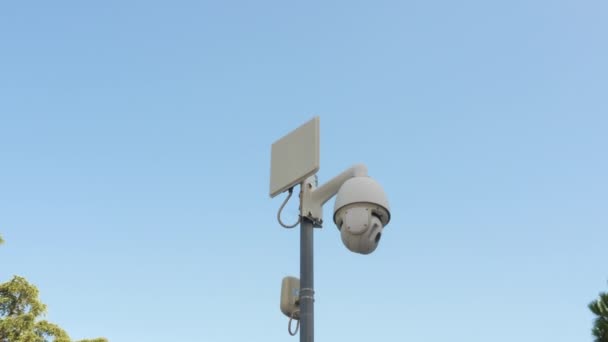 現代の監視カメラ Cctvについて 警備カメラをポールに移動する 公共の場と街路のセキュリティコンセプト — ストック動画