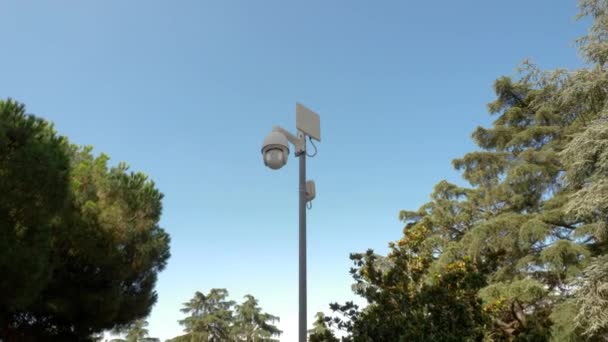 ポールは市立公園に監視カメラを設置した 公共の場所とストリートセキュリティコンセプト — ストック動画