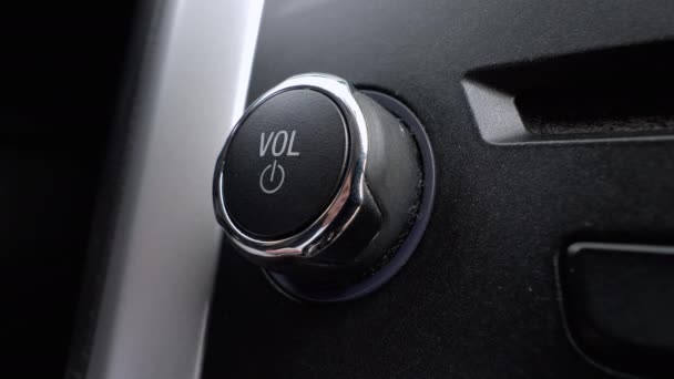 仪表盘上的汽车体积旋钮 司机手调整车载无线电的音量控制 — 图库视频影像
