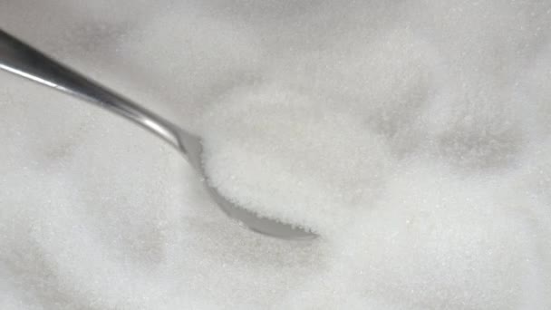 白糖勺子把桌上的糖捡起来 从上面看 — 图库视频影像