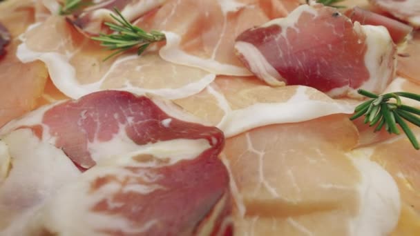 Viande Porc Séchée Avec Mozzarella Tomates Romarin Frais Tranches Jambon — Video