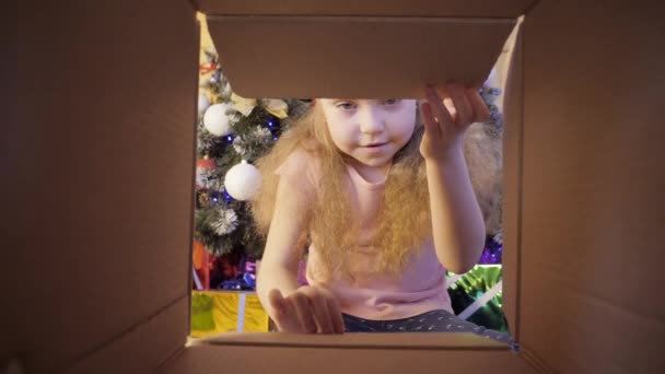 Menina Abre Presente Natal Criança Surpresa Com Presentes Perto Uma — Vídeo de Stock