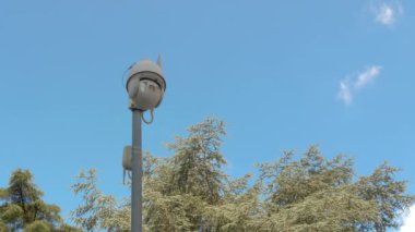 CCTV kamerası. Direkteki modern güvenlik kamerası. Halka açık yerler ve sokaklar güvenlik kavramı