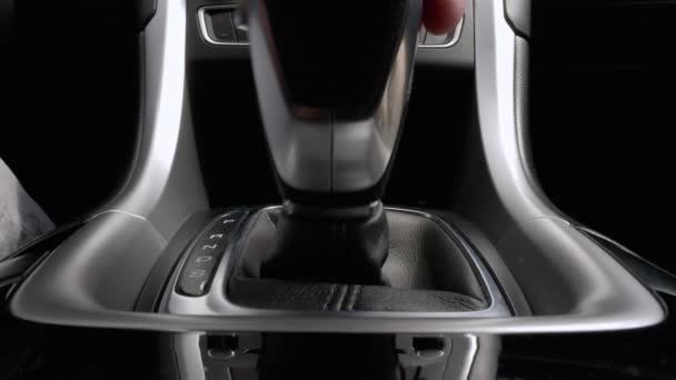 Fahrer Schaltet Das Automatikgetriebe Den Sportantriebsmodus Und Dann Wieder Den — Stockvideo