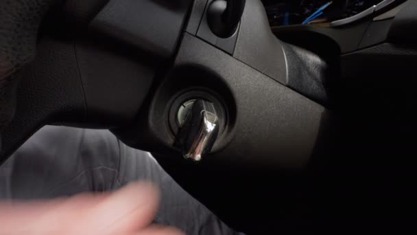Σταματάω Μηχανή Του Αυτοκινήτου Χέρι Του Οδηγού Παίρνει Κλειδί Του — Αρχείο Βίντεο