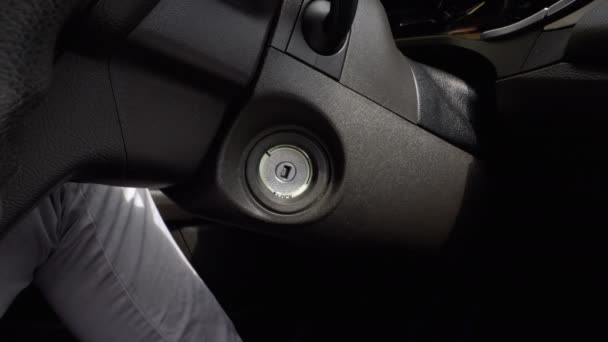 Запуск Автомобільного Двигуна Рука Водія Вставляє Ключ Автомобіля Запалювач — стокове відео