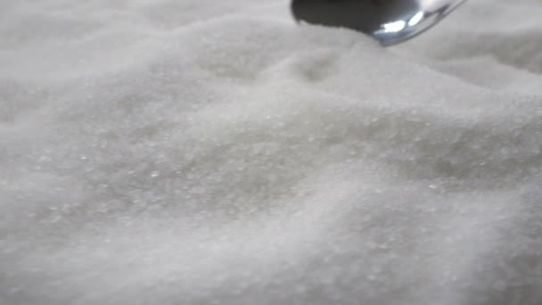 Cukier Stołowy Łyżce Umieszczenie Białego Cukru Granulowanego Łyżeczce Widok Bliska — Wideo stockowe