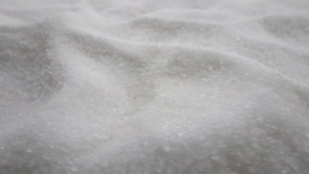 スプーンは粒状の砂糖を拾う 白砂糖のクローズアップ — ストック動画