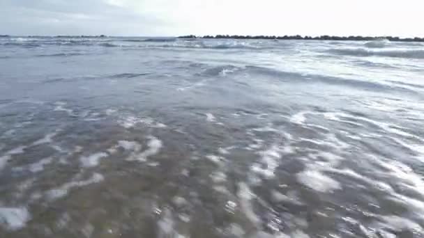 Deniz Burnu Dalgalar Kumlu Deniz Kıyısında Ilerliyor Kamera Sahil Boyunca — Stok video
