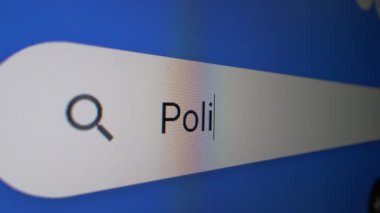Ekranda politik haberler var. İnternet tarayıcısında politika haberleri aranıyor. Aygıt ekranı aşırı yakın çekim