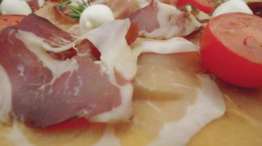 Çiğ jambon. Kurutulmuş domuz jamonu, yakın çekim.