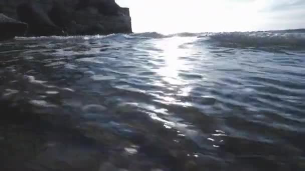 Fala Płynie Piaszczystym Wybrzeżu Kamera Porusza Się Wzdłuż Linii Brzegowej — Wideo stockowe