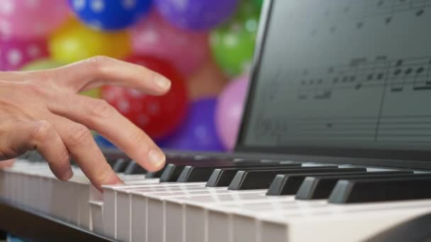 用音符弹奏钢琴键盘的年轻女子的手指 — 图库视频影像