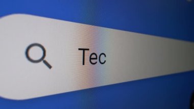 Teknoloji. Tarayıcı adres çubuğuna arama sorgulaması yazılıyor. Arama çubuğu yakın çekim görünümü
