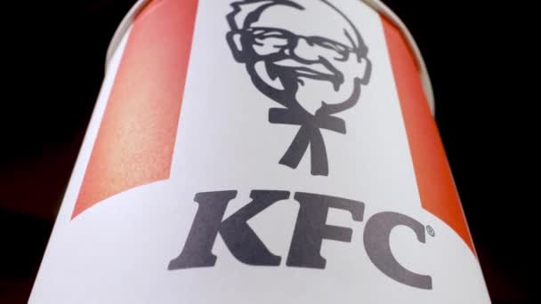 Sacramento Abd Aralık 2023 Harland Sanders Simgesiyle Kfc Kovası — Stok video