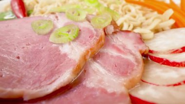 Geleneksel Ramen çorbası, yakın çekim manzaralı.