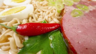 Ramen. Çin usulü buğday eriştesi, geleneksel çorba, yakın görüş.