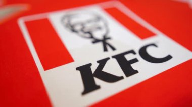 Sacramento, ABD, 20 Aralık 2023. Harland Sanders simgesiyle KFC logosu