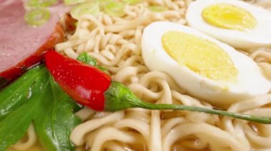 Ramen, buğday eriştesi, yakın plan geleneksel çorba.