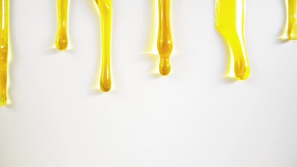 Gouden Honing Olie Stroomt Naar Beneden Witte Achtergrond — Stockvideo