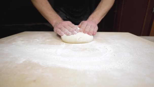 Lançar Massa Pastelaria Mãos Jovem Fazendo Massa Uma Mesa Cozinha — Vídeo de Stock