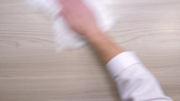 Limpando Mesa Cozinha Com Pano Mans Mão Limpa Bancada Vista — Vídeo de Stock