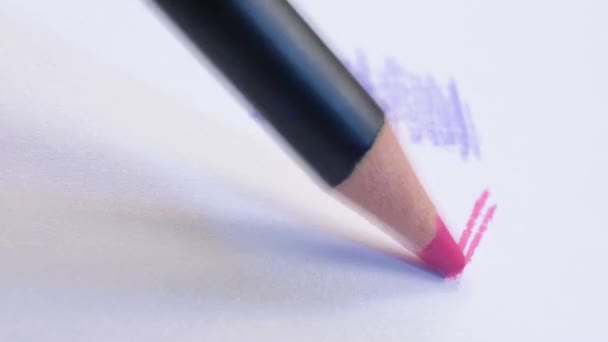 ピンクの鉛筆は白い紙を描画する — ストック動画