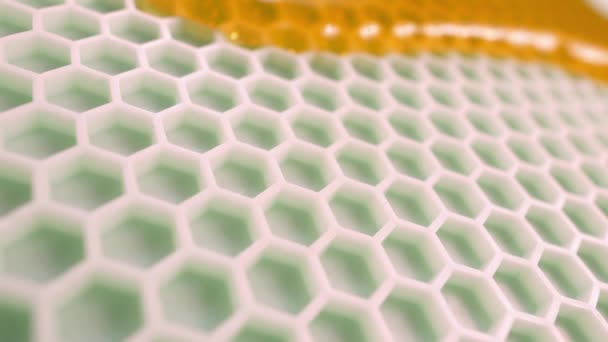 人工ハニカムと蜂蜜が流れています 食品生産コンセプト — ストック動画