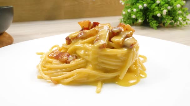 Špagety Carbonara Italské Těstoviny Parmezánem Nasolenými Vepřovými Čelistmi Vejci — Stock video